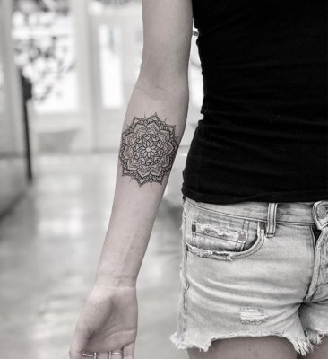  Tatouage mandala sur l'avant bras